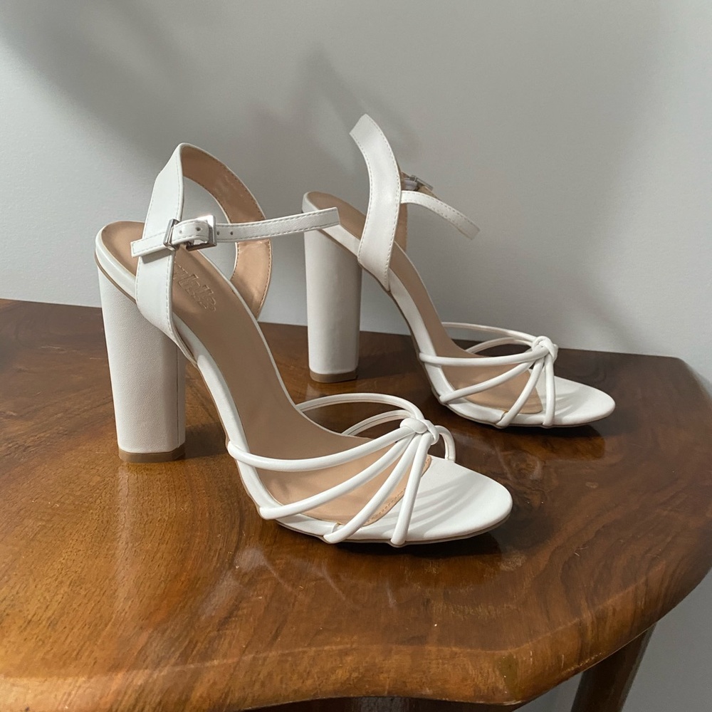 Fun White Heel Sandals 🤍🌈